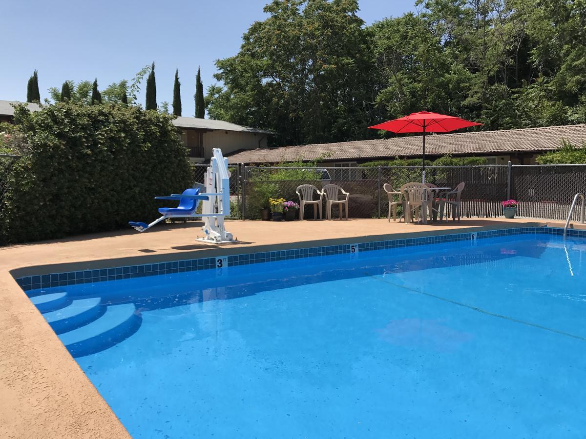 Red Bluff Inn エクステリア 写真