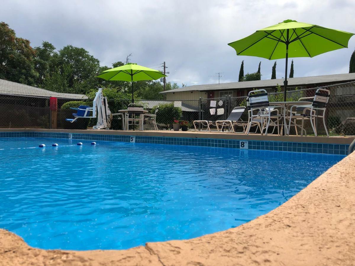 Red Bluff Inn エクステリア 写真